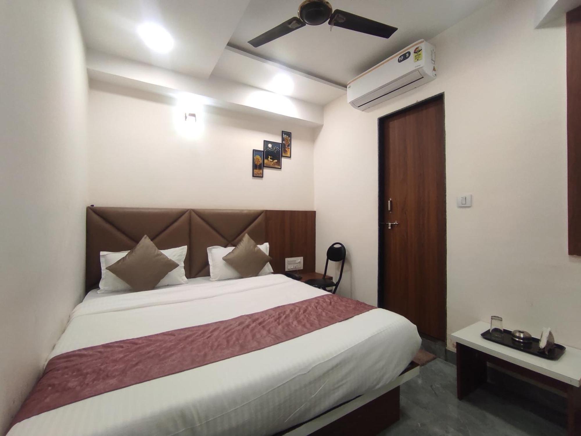 Hotel Earth Inn, Subhash Bridge, Rto Circle, Ahmedabad Exterior photo